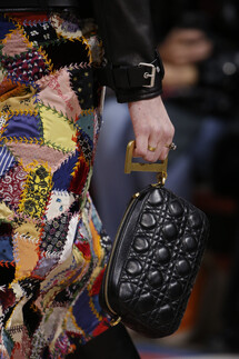 Details Christian Dior , Details Dior Fall 2018 Ready-to-Wear , Детали показа Кристиан Диор , Детали показа Диор осень зима 2018 , Fashion show , неделя моды в Париже , PFW , Мария Грация Кьюри , Mainstyles